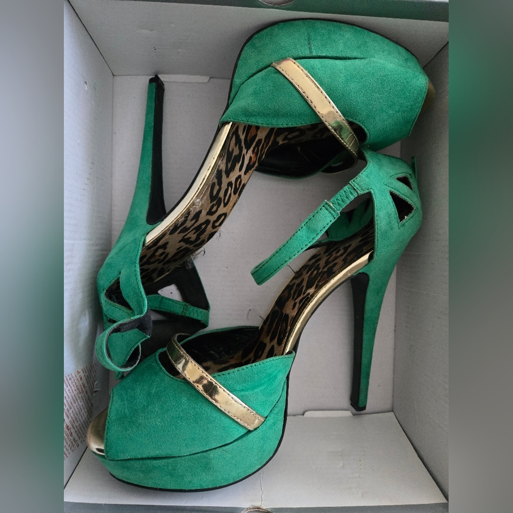 Size 11 womens ShoeDazzle Kaiden Green Gold Heels with cheetah print